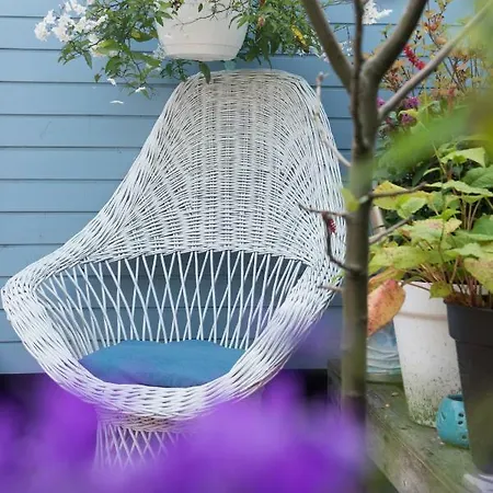 The Blue Cabin Bed & Breakfast Huizen