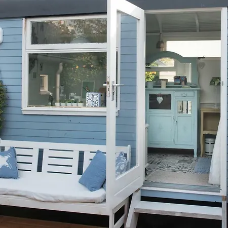 The Blue Cabin Bed & Breakfast Huizen